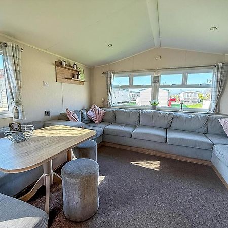 8 Berth Caravan For Hire At St Osyth Beach Ref 28047R Клактон-он-Сі Екстер'єр фото