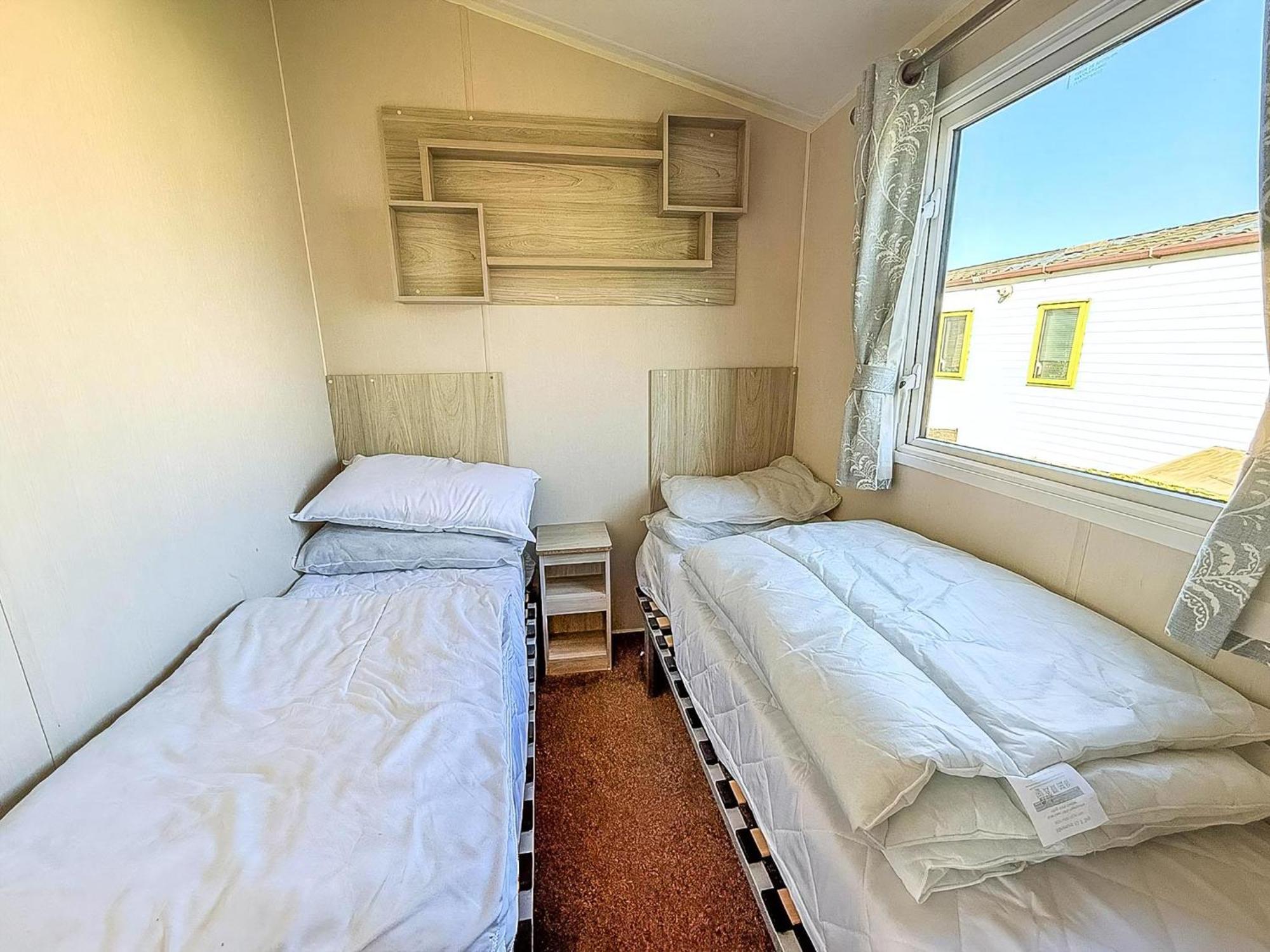 8 Berth Caravan For Hire At St Osyth Beach Ref 28047R Клактон-он-Сі Екстер'єр фото