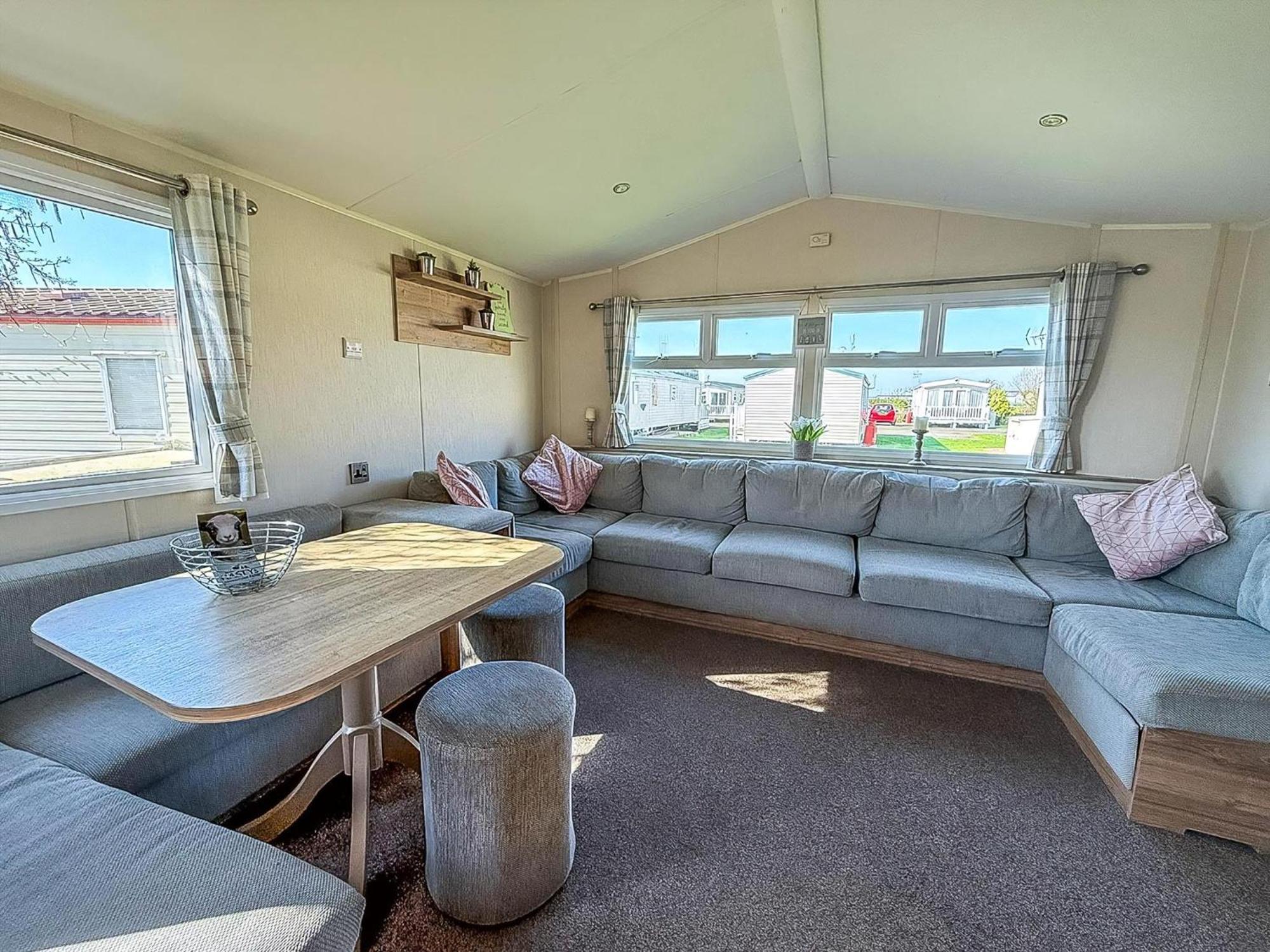 8 Berth Caravan For Hire At St Osyth Beach Ref 28047R Клактон-он-Сі Екстер'єр фото